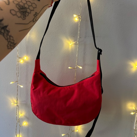 BAGGU SMALL NYLON CRESCENT BAG - CANDY APPLE - Picture 3 of 7